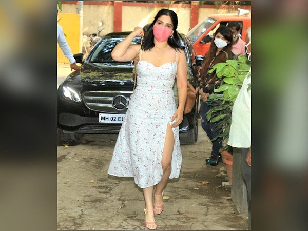 व्हाइट प्रिंटेड ड्रेस में भूमि पेडनेकर