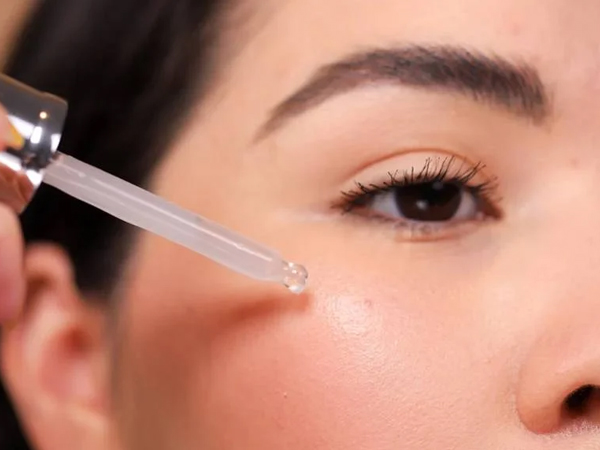 मेकअप बेस के लिए इस्तेमाल करें फेशियल ऑयल मेकअप बेस के लिए इस्तेमाल करें फेशियल ऑयल