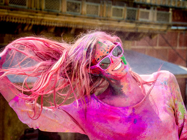 खुले बालों में ना खेले होली