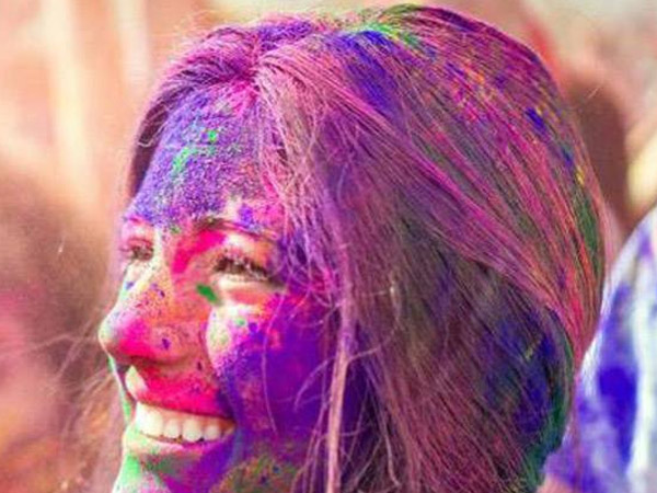 इस तरह हटाएं बालों से कलर 