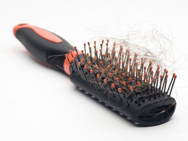 कंघी में फसे बालों को निकालें