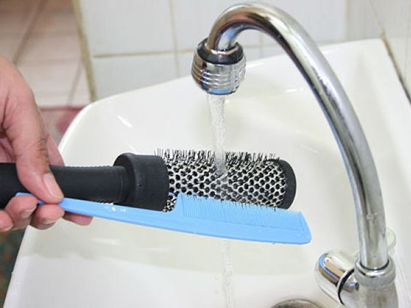 कंघी को हफ्ते में दो बार साफ करें