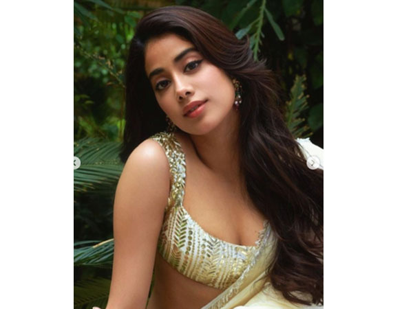 व्हाइट साड़ी के साथ पहना गोल्डन ब्लाउज 