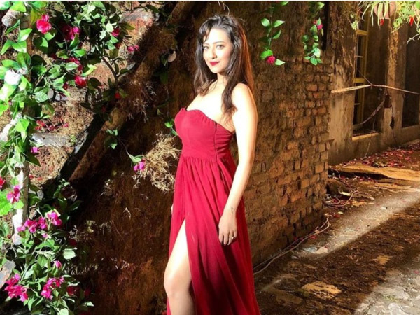 ऑफ शोल्डर ड्रेस में मदालसा