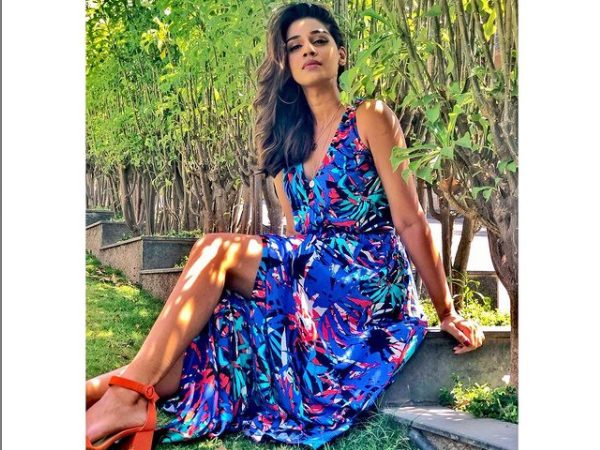 फ्लोरल ड्रेस में संजना