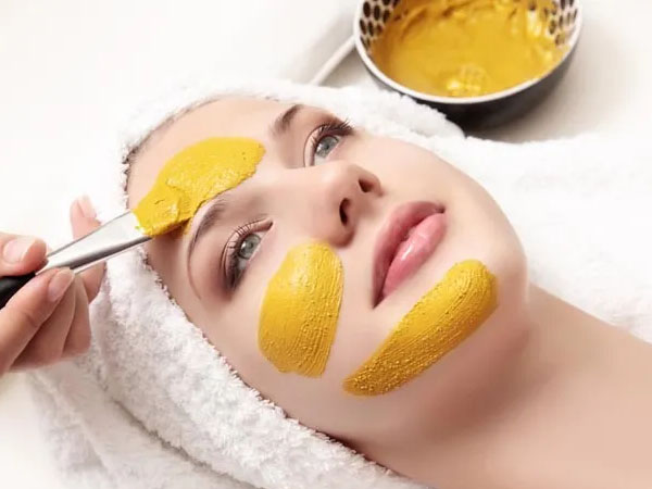 होटल में बनाएं होममेड फेस पैक