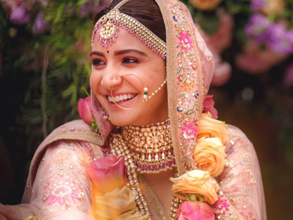 पर्ल और मोतिओं वाली बड़ी नथ