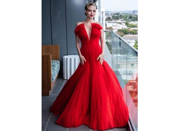 अमांडा सेफ्रेड का रेड ट्यूल गाउन