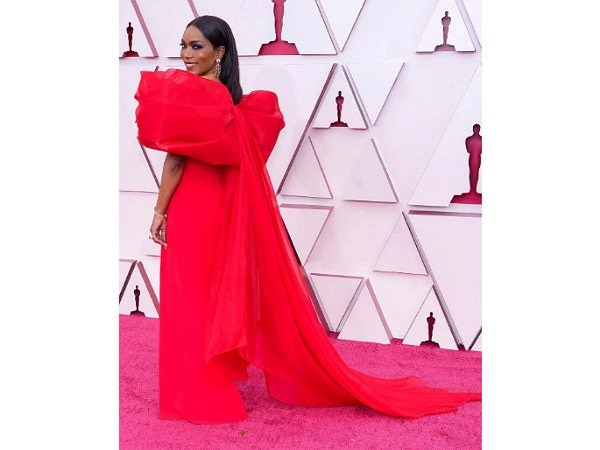 एंजेला बैसेट का रेड ड्रेप्ड गाउन