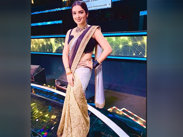 मल्टीकलर साड़ी में आम्रपाली दुबे