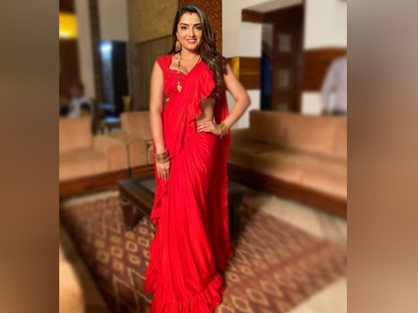 रेड रफल साड़ी में आम्रपाली दुबे