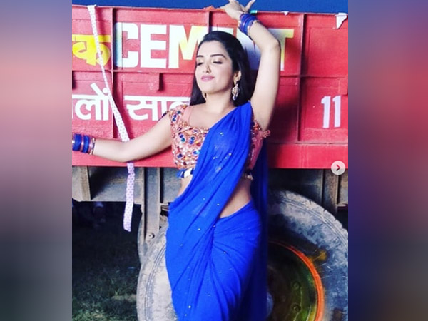 ब्लू साड़ी में आम्रपाली दुबे