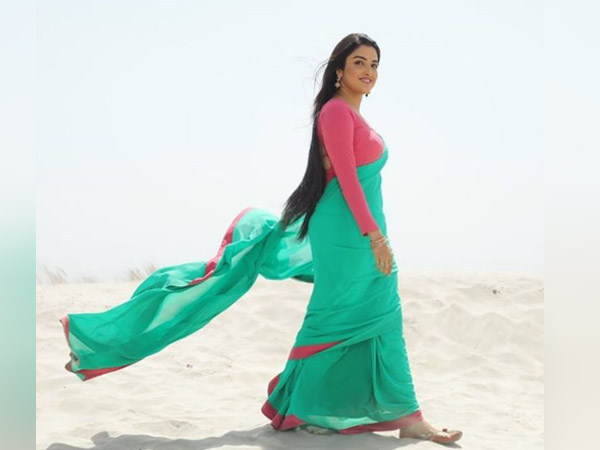 ग्रीन साड़ी में आम्रपाली दुबे