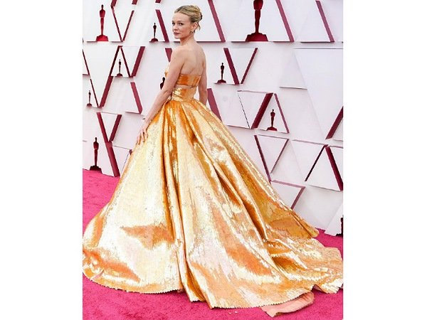 Carey Mulligan Wears a Golden Sequin Gown To The Oscars