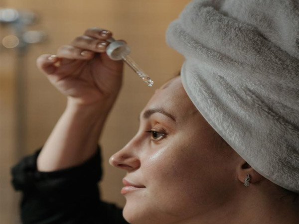 टी ट्री ऑयल या गुलाब जल स्किन केयर के लिए किसका करें इस्तेमाल