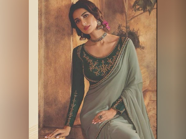 साड़ी में दीक्षा