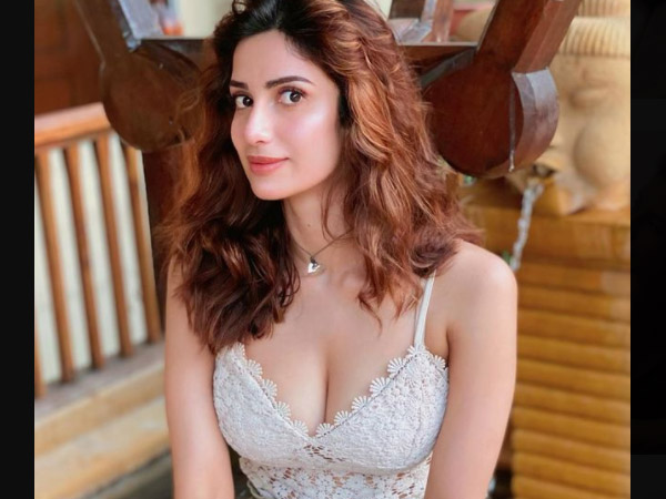 कौन है दीक्षा सिंह 