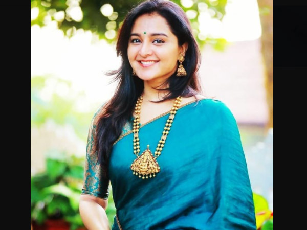 ट्रेडिशनल लुक में एक्ट्रेस