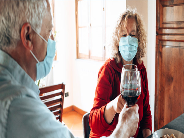 घर पर मास्क लगाने की जरुरत घर पर मास्क लगाने की जरुरत