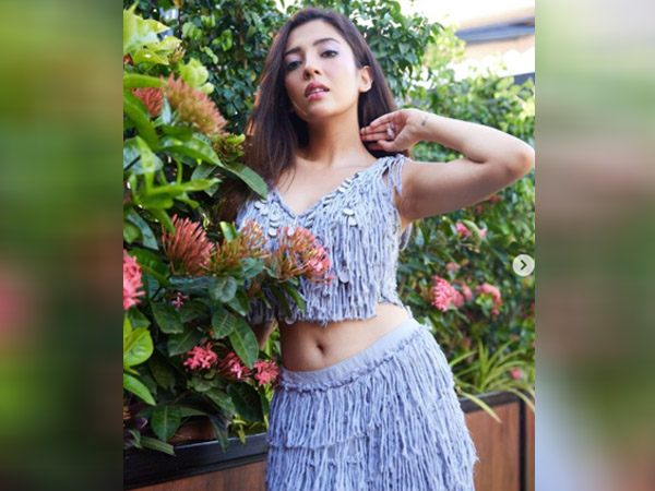 ब्लू ड्रेस में बरखा सिंह