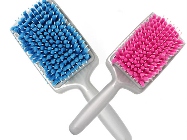 टॉवल और हेयर ब्रश 