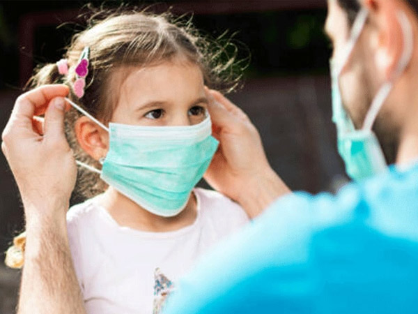 बच्चों को मास्क पहनाएं