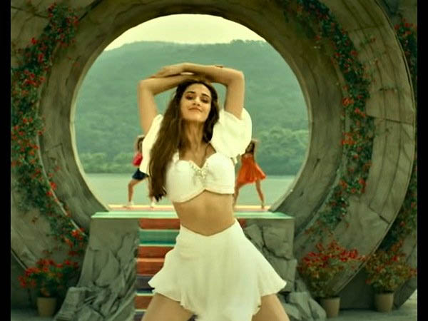 व्हाइट ड्रेस में दिशा पटानी