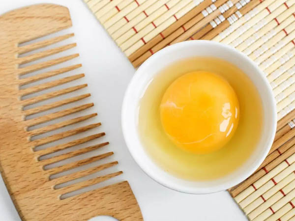 बालों में अंडा लगाने का सही तरीका