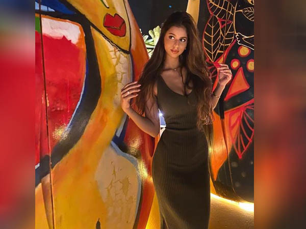 ऑलिव ग्रीन बॉडीकॉन ड्रेस में सुहाना खान