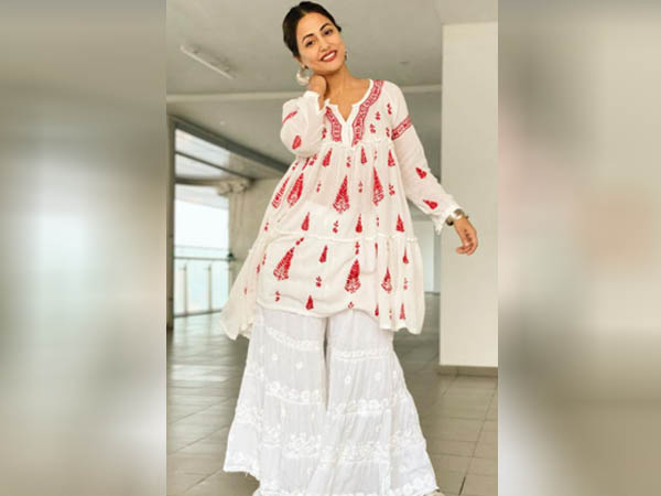 व्हाइट एंड रेड कुर्ता