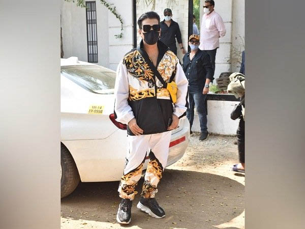 व्हाइट वर्साचे सेपरेट्स में करण जौहर 