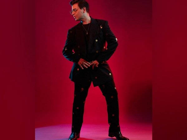 ब्लैक पैंटसूट में करण जौहर