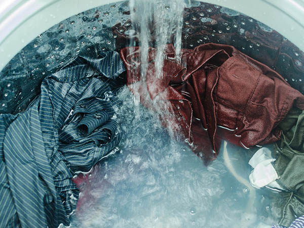 कपड़ों पर लगे धब्बें को इस हटाए