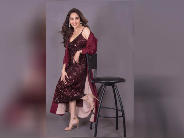 मैरुन ड्रेस में माधुरी दीक्षित