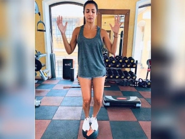 एक स्पेगेटी टॉप और शॉर्ट्स में मलाइका अरोड़ा