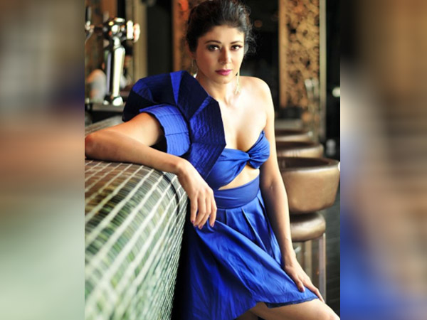 ब्लू शॉर्ट ड्रेस में पूजा बत्रा