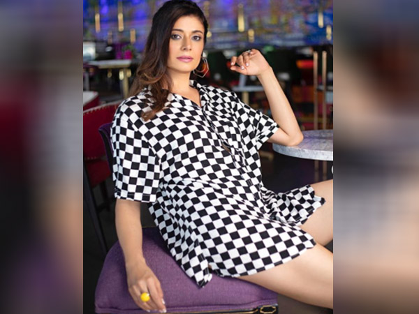 शर्ट में पूजा बत्रा