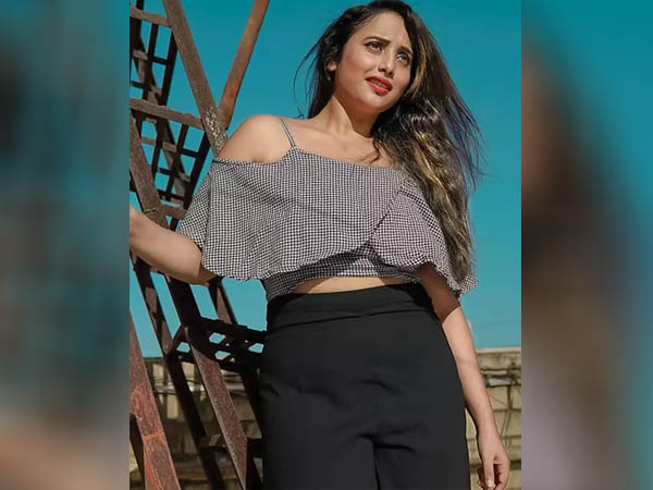 क्रॉप टॉप में रानी चटर्जी