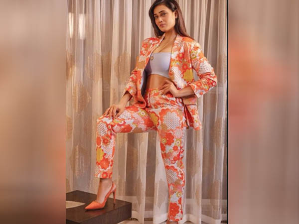 फ्लोरल डिजाइन कोट पैंट में श्वेता तिवारी 