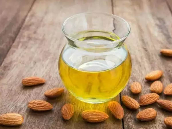 बादाम के तेल से करें मालिश