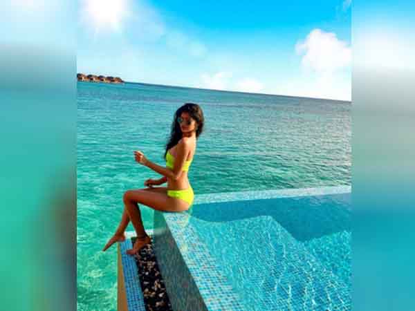 नियॉन बिकिनी में अंजनि