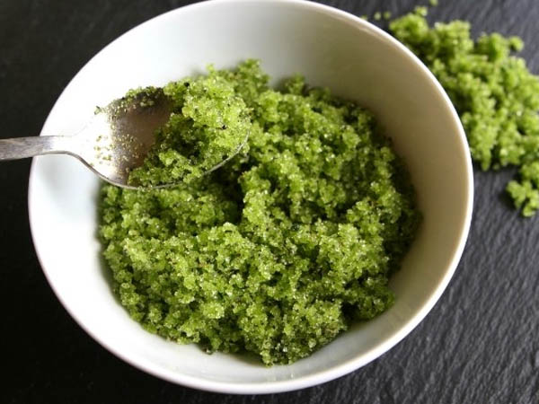 ग्रीन टी से करें स्क्रब