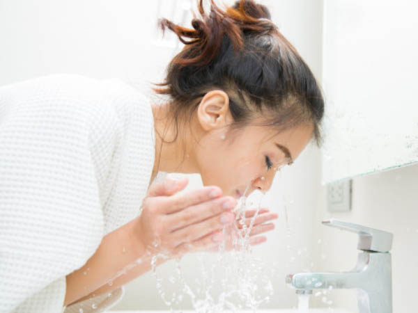 ठंडे पानी से फेस वॉश करें