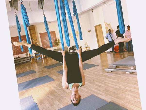 एर‍ियल योगा से मांसपेशियों को बनाएं मजबूत