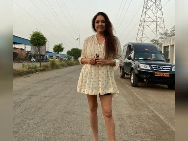 फ्लोरल ड्रेस में नीना गुप्ता