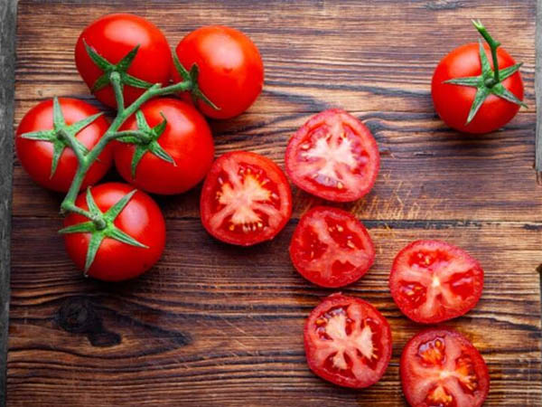 टमाटर फेस पैक का करें इस्तेमाल 