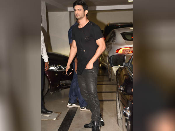 ब्लैक टीशर्ट और ब्लैक जींस में सुशांत सिंह राजपूत