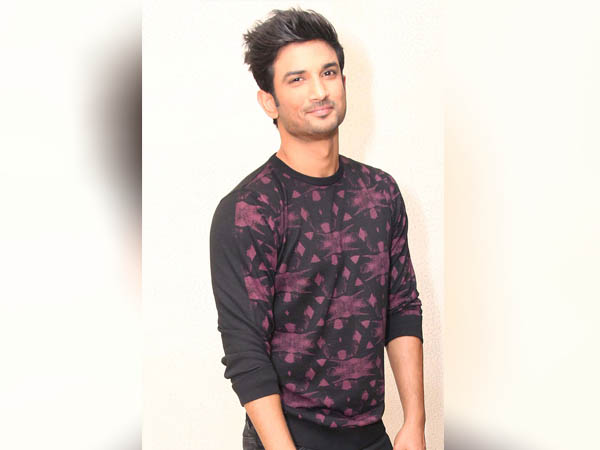 ब्लैक स्वेटशर्ट 