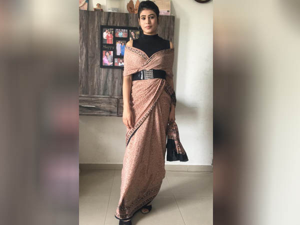 कट शोल्डर ड्रेप स्टाइल साड़ी