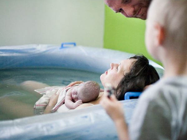 कैसे होती है वाटर बर्थ डिलीवरी